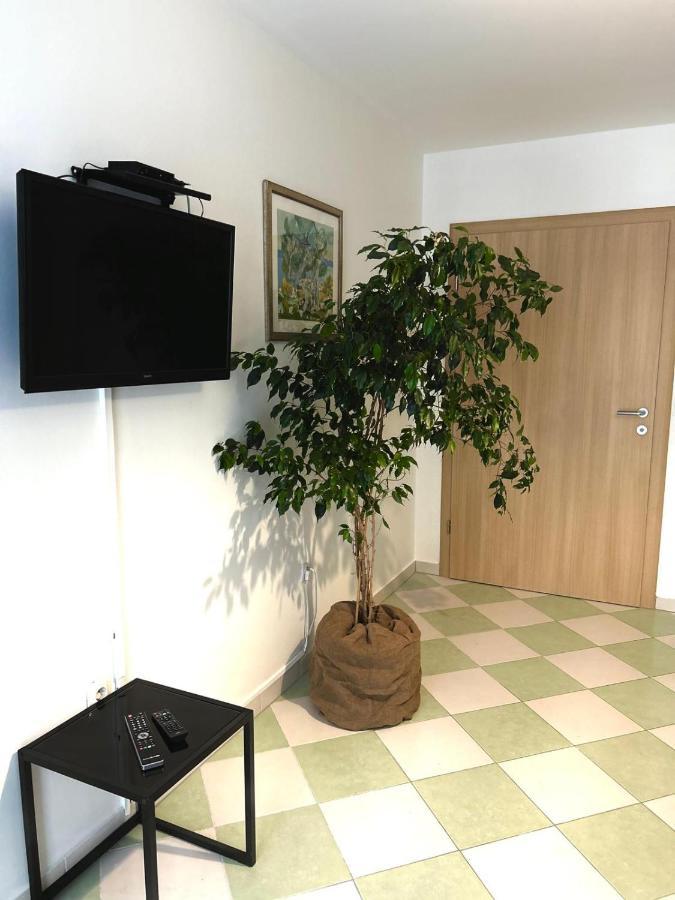 Apartments Villa Mira Каштела Экстерьер фото