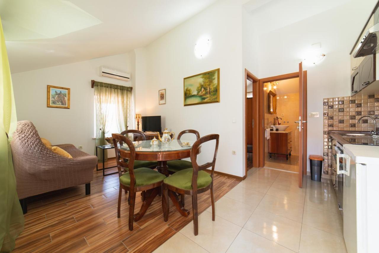Apartments Villa Mira Каштела Экстерьер фото