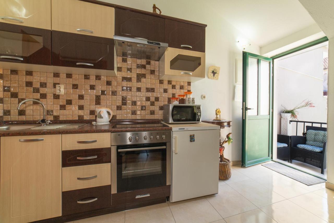 Apartments Villa Mira Каштела Экстерьер фото
