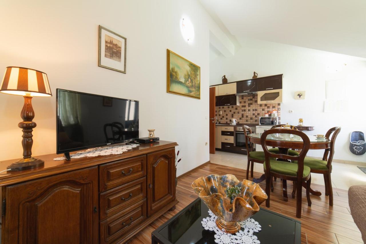 Apartments Villa Mira Каштела Экстерьер фото