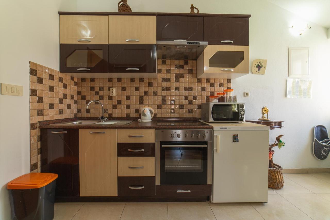 Apartments Villa Mira Каштела Экстерьер фото
