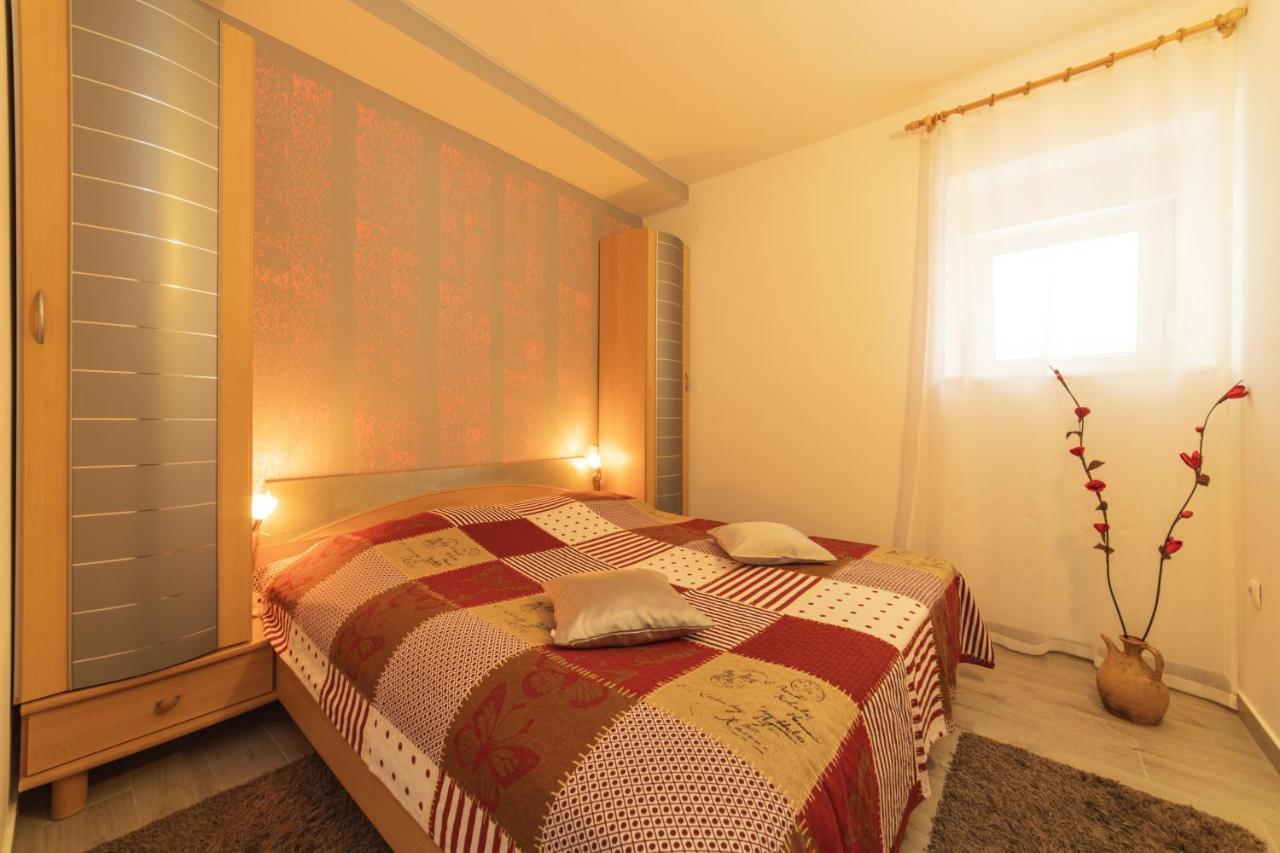 Apartments Villa Mira Каштела Экстерьер фото