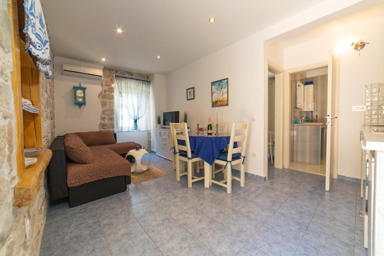 Apartments Villa Mira Каштела Экстерьер фото