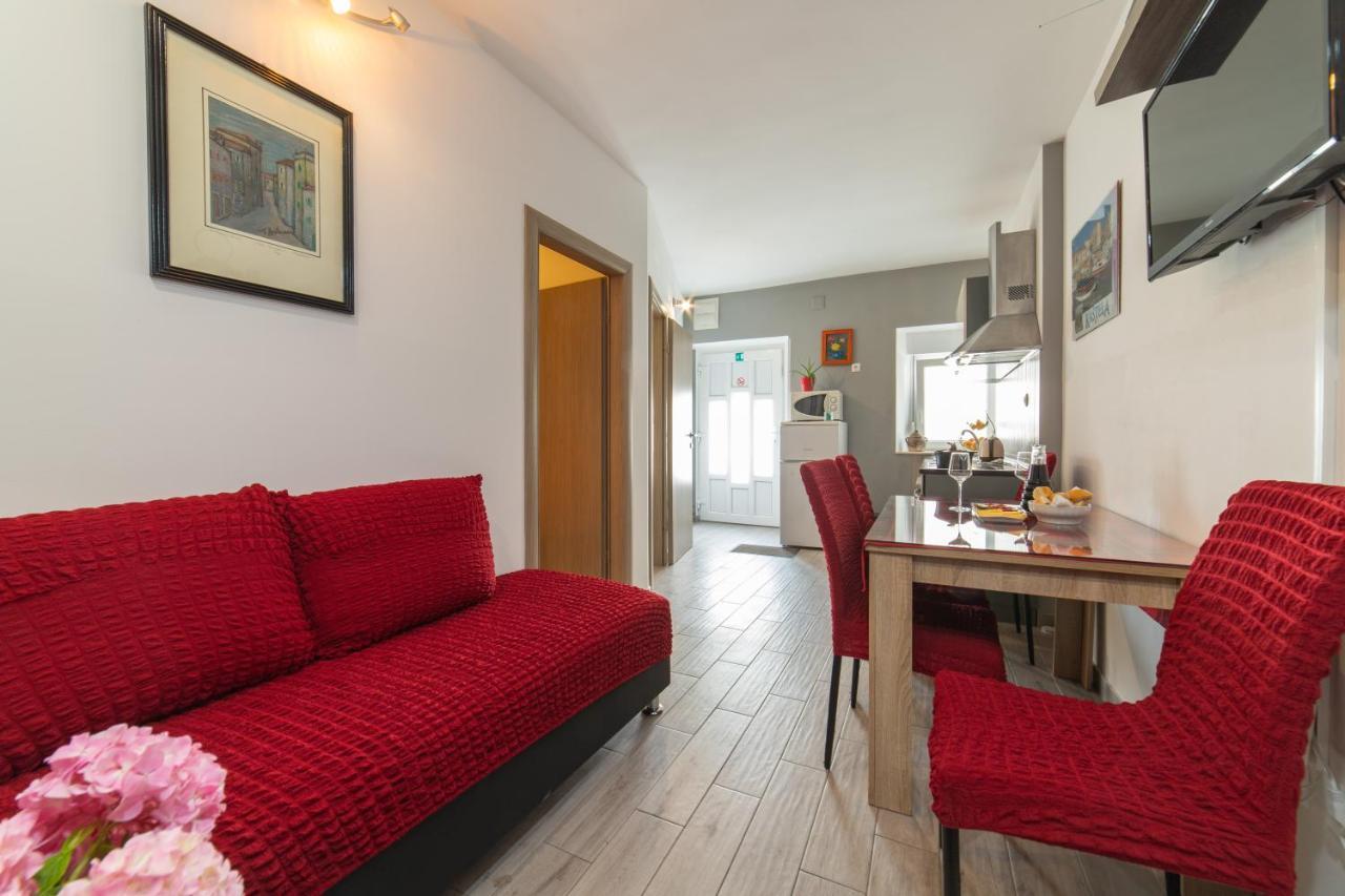 Apartments Villa Mira Каштела Экстерьер фото