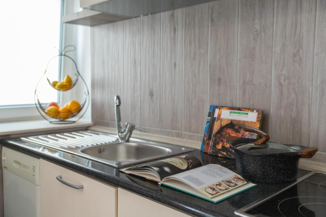 Apartments Villa Mira Каштела Экстерьер фото